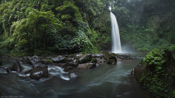 &quot; Водопад Нунгнунг &quot; / Водопад Нунгнунг на острове Бали. Индонезия, сезон дождей