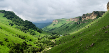 Вид на Аликоновское ущелье / Панорама из 5 вертикальных кадров.
Карачаево-Черкесская Республика.