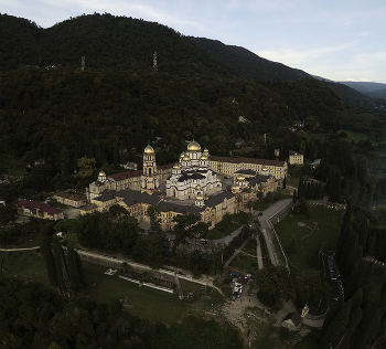 Новоафонский монастырь / Ново-Афонский Симоно-Кананитский монастырь — мужской монастырь, расположенный у подножия Афонской горы в Абхазии.
Панорама из 4-х фотографий, съемка с дрона.