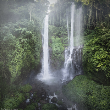&quot;Водопад Секумпул&quot; / Водопад Секумпул на острове Бали. Индонезия