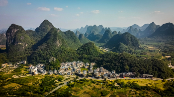 Невероятные пейзажи Гуйлиня / Китай, окрестности города Яншо, вид с горы Мун Хилл