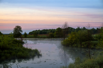Утреннее небо. / Озеро Сосновое на рассвете.