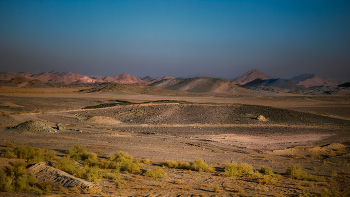 Аравийская пустыня #2 / Аравийскими пустынями называют целый комплекс пустынь, простирающихся на полуострове с таким же названием. По размеру пустыни занимают второе место после самой крупной и известной Сахары. Бескрайние пески, невысокие горы, интересный животный и растительный мир, таящий в себе множество загадок. При этом большая часть пустынь непригодна для жилья и путешествий ввиду сурового климата. Флора и фауна Аравийской пустыни — одни из наиболее скудных на планете из-за местных экстремальных температур (от +56 °С днем до −12 °С ночью).