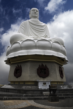 Белый Будда / Вьетнам, фото статуи буды в одной из пагод