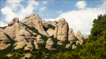 В горах Монсеррат / Монсерра́т (кат. Montserrat — «разрезанная», или «зубчатая» гора) — гора, расположенная в 50 км от Барселоны на полпути до Пиренеев.
Высота горы 1236 метров, протяженность 10 км, ширина 5 км.
Гора столь необычна, что вызывает и восторг, и трепет. Огромные лысые скалы, образующие гору, возвышаются словно идолы. Узкие каналы напоминают причудливые узоры, а мрачные пещеры придают всему облику Монсеррат особую таинственность.