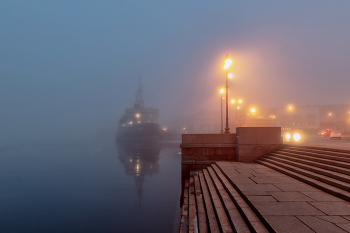 Ледокол в тумане / город река корабль-музей набережная ступени фонари