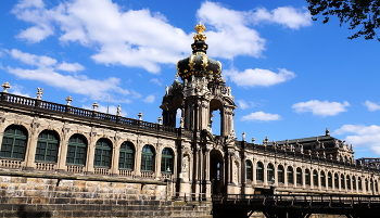 Коронные ворота / Коронные ворота Дрезденского музейного комплекса Цвингер в прекрасный апрельский день.