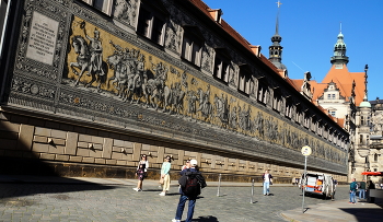 Шествие князей / Самое большое в мире панно-102 -метровая 800-летняя история правления династии Веттинов в Саксонии на 25 тыс. фарфоровых плиток Майсенского фарфора.