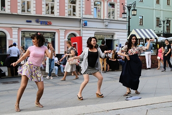Танцы на улице / ***