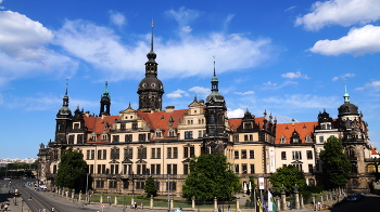 Замок-резиденция / Западный фасад Дрезденского замка-резиденции династии Веттинов, правивших Саксонией.