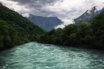 горная река Бзыб / Река Бзыб или Бзыбь, кто как пишет и называет, признана самой протяженной рекой Абхазии. Смотря на течение горной реки, забываешь о суете..