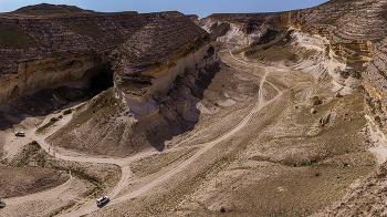 Каньон Капамсай. / Каньон Капамсай - это живописный природный коридор, образованный осадочными отложениями юрско-мелового периода. Огромные меловые скалы каньона местами достигают 70 метров поражают своей суровой красотой. Чтобы вся эта красота &quot;уместилась&quot; в кадр, пришлось собирать панораму из 20 вертикальных кадров