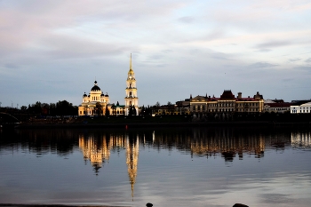 Вечерний Рыбинск / Спасо-Преображенский собор подсвечивается и отражается в Волге.