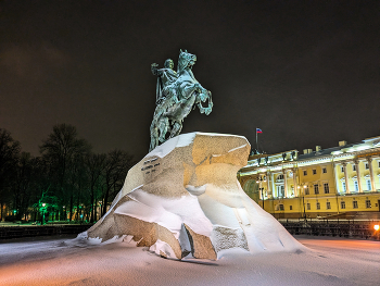 Медный всадник зимой / Памятник Петру Великому, известного как Медный всадник, в зимней ночной атмосфере Санкт-Петербурга.