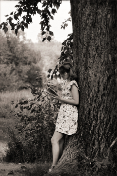 Девушка у дерева, читающая Колин Маккалоу... / Еще одно фото из прогулки по чужим фотосессиям.