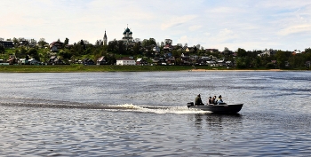 Тутаевское такси / Тутаев - город в Ярославской области, на двух берегах Волги. Моста нет. Через Волгу ходит паром, 1 раз в час. Так что лодка - самый популярный транспорт.