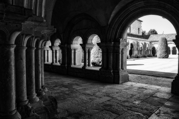 &nbsp; / Внутренний дворик аббатства Фонтене ( Abbaye de Fontenay)