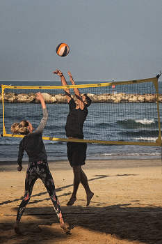 Пляжный волейбол / Золотой песок и сетка...
Здесь босая, там босой...