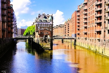 Wasserschloss Hamburg / Hamburg, Speicherstadt, Wasserschloss. Один из красивейших объектов архитектуры складского района - Wasserschloss (замок на воде). Складской район в Гамбурге ( Speicherstadt) является историческим комплексом в порту Гамбурга. С 1991 года является памятником архитектуры и зарегистрирован с 5 июля 2015 года всемирным наследием ЮНЕСКО. Speicherstadt начал строиться с 1883 года в качестве части свободного порта Гамбург, первая секция была завершена 1888 году. Управлял строительством главный инженер Франц Андреас Майер
Ещё фото замка на воде:
Вечером: http://fotokto.ru/id156888/photo?album=76583#photo5196718
В пасмурную погоду: http://fotokto.ru/id156888/photo?album=60147#photo3896123
С баркасом: http://fotokto.ru/id156888/photo?album=62940#photo3904023
Ясным днём: http://fotokto.ru/id156888/photo?album=62940#photo5123156
С замочками на счастье:) http://fotokto.ru/id156888/photo?album=62940#photo4482562
Слайд-шоу:

https://www.youtube.com/watch?v=i0kxa-sex6o

https://www.youtube.com/watch?v=IGn-NNqkBL0