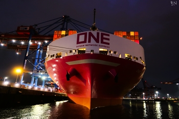 Контейнеровоз &quot;ONE Ocean Network Express&quot; / Ocean Network Express Holdings, Ltd., торговая марка ONE, — японская компания по контейнерным перевозкам и судоходству, совместная собственность которой принадлежит японским судоходным компаниям Nippon Yusen Kaisha, Mitsui O.S.K. Линии и линия К. Компания ONE, созданная в 2017 году как совместное предприятие, унаследовала операции по контейнерным перевозкам своих материнских компаний, что соответствует совокупной мощности флота около 1,4 миллиона человек.
Википедия. Перевод с английского
https://www.youtube.com/watch?v=9bd8flIZTkY&amp;t=12s
https://www.youtube.com/watch?v=C3Bk9NPtq5U
https://www.youtube.com/watch?v=MqayIdm5-zg
