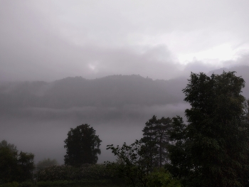 туман / Вид на горы и Енисей, в окно. перед дождем