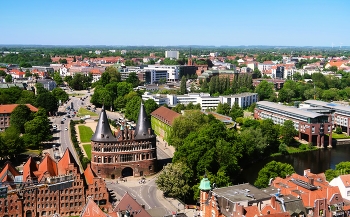 LÜBECK / Любек — красивейший город на севере Германии, был основан в начале XII века, а в XIII веке город стал столицей Ганзейского союза. Город стоит на берегу Балтийского моря на реке Траве. Средневековая готическая архитектура старого города ( Lübecker Altstadt), красивая набережная, марципановый дом Нидерегг (Niederegger Haus), узкие улочки с удивительными, не похожими друг на друга строениями, музей Вилли Бранта (Willy Brandt House) привлекает туристов из Германии и других стран. Здесь есть дом Гюнтера Грасса (Günter Grass-Haus), немецкого писателя, скульптора, графика, и дом Буденброков (Томас Манн (Thomas Mann) получил за одноимённый роман Нобелевскую премию). Кстати, Гюнтер Грасс - третий лауреат Нобелевской премии из Любека после Вилли Бранта и Томаса Манна.
https://www.youtube.com/watch?v=7PhdQ9cRII0
https://www.youtube.com/watch?v=DD2vRerRjUA