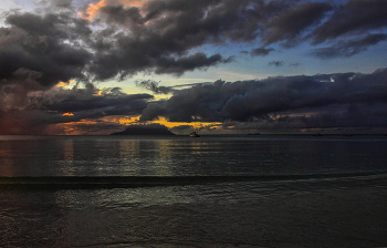 Остров Силуэт / Сейшелы, остров Мае. Вечер на пляже Бу Валон с видом на остров Силуэт