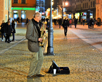 "Стою один, в столь поздний час и только музыка звучит..." / "Стою один, в столь поздний час
 И только музыка звучит,
 Звучит один лишь только джаз
 И сердце быстро так стучит.
 И ноты сладостно сплелись,
 А свинг мне душу разрывает,
 Везде куда не оглянись,
 Все в томном джазе уплывает ..."