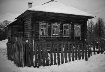 Фасад деревенской избы зимой / Село Сущево. Окна резные наличники. Сайт kostromka.ru