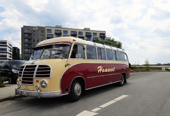 Setra S8 (1953). Hanseat / Setra Omnibusse — один из крупных немецких производителей автобусов из города Ульм. Производит коммерческие автобусы марки Setra и кузова для туристических автобусов. Фирма основана в 1911 году под именем Karl Kässbohrer Fahrzeugwerke GmBH. Википедия
Год основания: 1911
Материнская компания: Evobus GmbH
Прежние названия: Karl Kässbohrer Fahrzeugwerke GmbH
Сайт: setra-bus.com
https://www.youtube.com/watch?v=TnXFDn_CKpQ&amp;t=22s
https://www.youtube.com/watch?v=EkPyMBedzDA&amp;t=13s