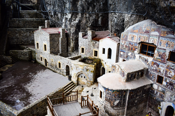 Заброшенный монастырь в скале «Сумела» Турция / ***
