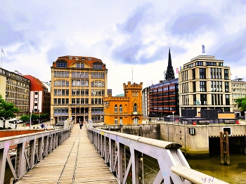 Гамбург. Складской район / Гамбург. Складской район ( Speicherstadt) - исторический комплекс в порту Гамбурга. С 1991 года - памятник архитектуры и с 5 июля 2015 года - Всемирное Наследие ЮНЕСКО.
https://www.youtube.com/watch?v=i0kxa-sex6o&amp;t=5s
https://www.youtube.com/watch?v=IGn-NNqkBL0&amp;t=31s