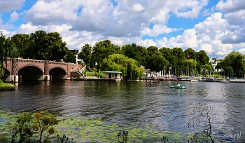 Alster Hamburg / Озеро Альстер (Alster Hamburg) - сердце Гамбурга, любимое место отдыха гамбуржан и гостей города.
https://www.youtube.com/watch?v=NtnlTtRceUs&amp;t=19s
https://www.youtube.com/watch?v=YdvFUdm0nQ0&amp;t=7s
https://www.youtube.com/watch?v=rfwK750jMcs&amp;t=54s
https://www.youtube.com/watch?v=FUnJ6Mt1G68&amp;t=190s
https://www.youtube.com/watch?v=shvDCXIyNb0&amp;t=5s