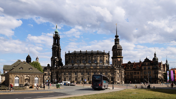 Театральная площадь / Летний день в Дрездене. Слева "Итальянский дворик"-ресторан на месте городка строителей из Италии, которые построили в 1755 г. католический храм(Хофкирхе) для королевской семьи( в центре снимка). Теперь это кафедральный католический Собор. Храм соединён воздушным переходом с замком -резиденцией правившей династии Веттинов( правее центра- Сторожевая башня и северо-западная часть)