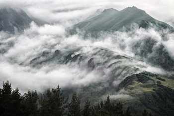 Clouds Over The Mountains / В пасмурный день нижние слои облаков перелазят через гребни гор