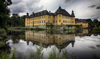 &nbsp; / Замок Дик (Schloss Dyck) представляет собой образец уникального средневекового немецкого замка. Импозантный окруженный рвом с водой замок Dyck считается одним из самых значительных памятников культуры в Нижнем Рейне и имеет почти 1000-летнюю историю.