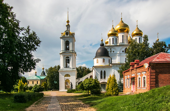 Кафедральный собор Успения Пресвятой Богородицы в Дмитрове. / ***