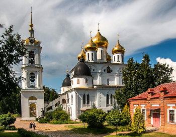 Кафедральный собор Успения Пресвятой Богородицы в Дмитрове. / ***