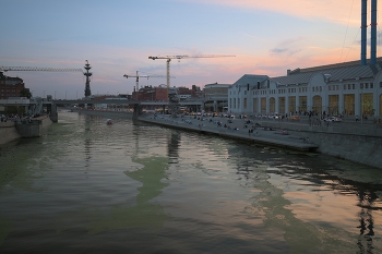 С видом на ГЭС-2 / Москва