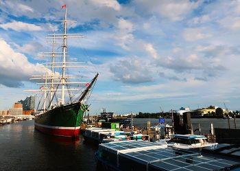 RICKMER RICKMERS in Hafen Hamburg / https://www.youtube.com/watch?v=C3Bk9NPtq5U&amp;t=25s
https://www.youtube.com/watch?v=01jGXIrA3YU&amp;t=138s
https://www.youtube.com/watch?v=TnFSpujP4SE&amp;t=111s
https://www.youtube.com/watch?v=9bd8flIZTkY&amp;t=51s
https://www.youtube.com/watch?v=JT5YfxP005o&amp;t=38s
https://www.youtube.com/watch?v=VU8V0Jvqpy0&amp;t=41s
https://www.youtube.com/watch?v=MqayIdm5-zg