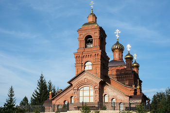 Храм... / Храм в честь Архистратига Божия Михаила в Ульяновской области.