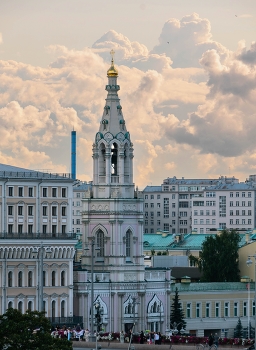 Колокольня / Колокольня храма Св. Софии Премудрости Божией, напротив Московского Кремля.