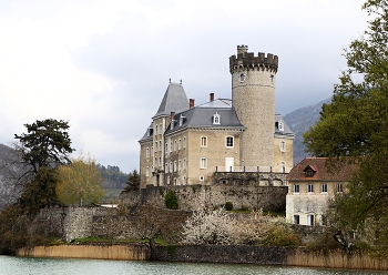 Замок – Chateau de Duingt / Замок – Chateau de Duingt, некогда резиденция женевских князей. В нем располагается обсерватория, художественный и краеведческий музей. На берегу озера Анси во Франции, в департаменте Верхняя Савойя.