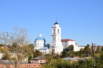 Храм / Храм в лучах осеннего дня с ясным небом