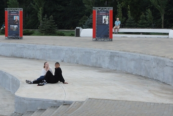 Вдвоём и в одиночку / Пусть у каждого будет пара.