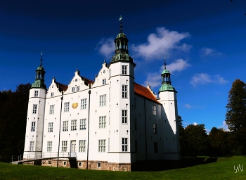 Schloss Ahrensburg / Аренсбург (Ahrensburg) - милый городок в земле Шлезвиг-Гольштейн. Замок, кирха, несколько фахверковых домиков, уютные улочки.
https://www.youtube.com/watch?v=_xrarcy3HlQ
https://www.youtube.com/watch?v=E2ZZg6vMvS0&amp;t=13s
https://www.youtube.com/watch?v=weB-nJWkPQw&amp;t=23s
https://www.youtube.com/watch?v=DD2vRerRjUA&amp;t=32s