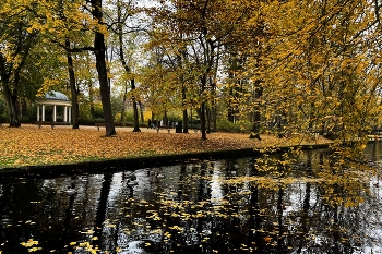 К нам осень в гости топала, Шагала к нам без сна, И вот она, хоть теплая, Но вовсе не весна. / К нам осень в гости топала,
Шагала к нам без сна,
И вот она, хоть теплая,
Но вовсе не весна.

Да ладно, дни дождливые
Потом переживем,
Пока же вас, любимые,
С осенним первым днем!