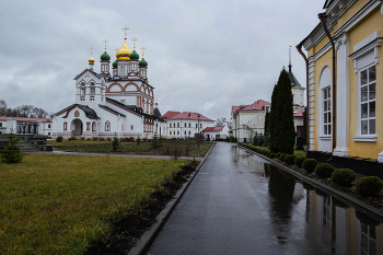 В монастыре / ***