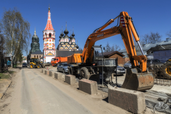 Дорога к церкви / Церковь Антипия, епископа Пергамского (Антипиевская церковь), слева сзади Колокольня Ризоположенческого монастыря, 
Суздаль