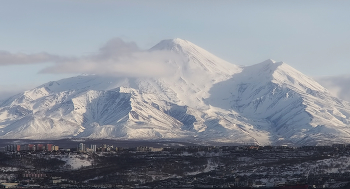 Авачинский вулкан / город-порт Петропавловск-Камчатский, конец зимы. Утренний вид с судна.